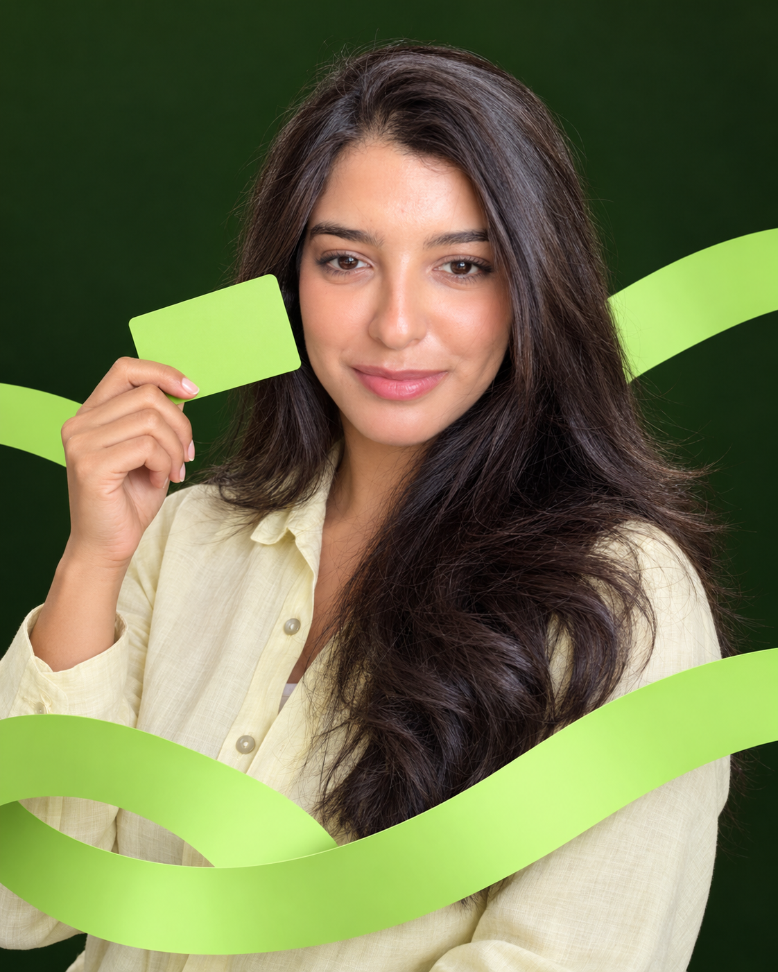 Portrait de Salma entourée de rubans vert vif sur fond vert forêt