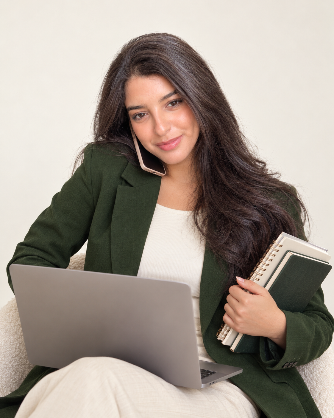 Salma avec son ordinateur, son téléphone et ses carnets